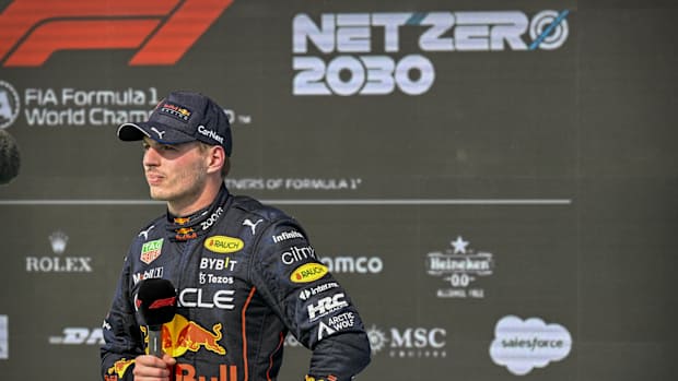 Max Verstappen frente a la prensa después de una carrera.