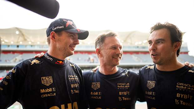 Checo Pérez y Max Verstappen con Christian Horner