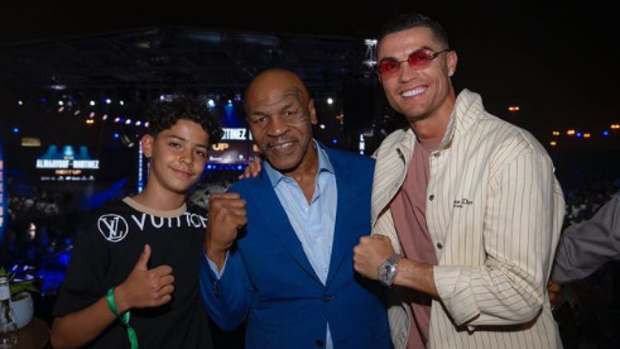 Cristiano Ronaldo, Mike Tyson y Cristiano Jr posan frente a la cámara