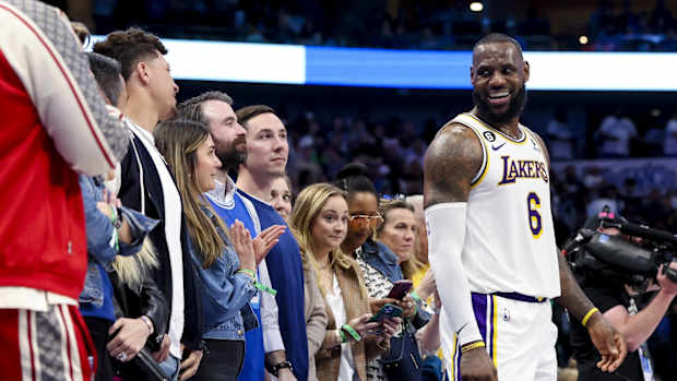 Lebron James habla con Patrick Mahomes