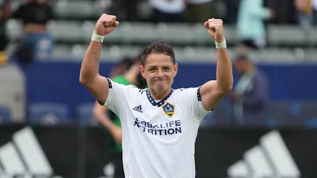 Chicharito festeja con los brazos arriba