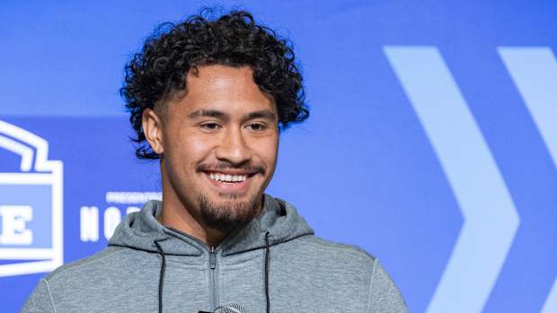 Oregon Ducks linebacker Noah Sewell