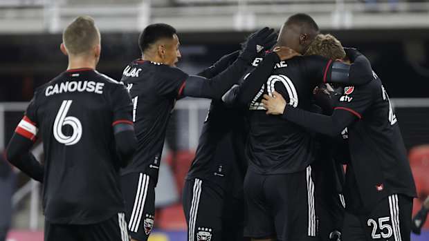 Jugadores del D.C. United celebran gol