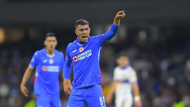 Erik Lira en partido con Cruz Azul en el Estadio Azteca en el Clausura 2023