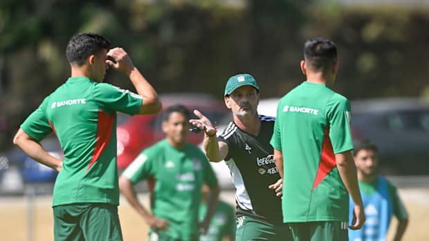 Diego Cocca en su primera práctica con El Tri