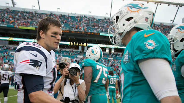 Tom Brady y Ryan Tannehill se dan la mano