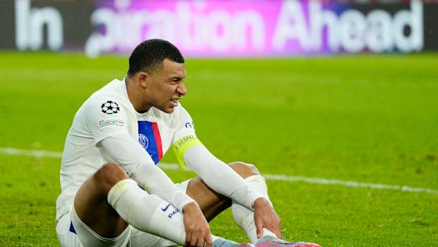 Kylian Mbappé sentado en el pasto frustrado.