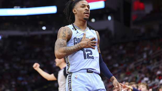 Ja Morant con la mano al pecho