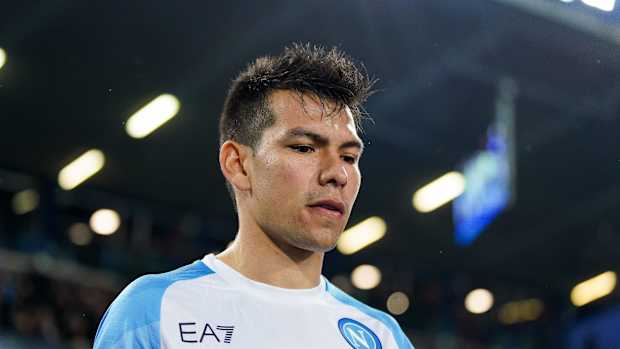 Chucky Lozano en partido con el Napoli