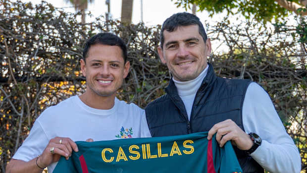 Iker Casillas y Chicharito sostienen una camiseta.