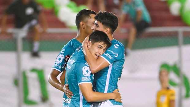 Jugadores de León se abrazan