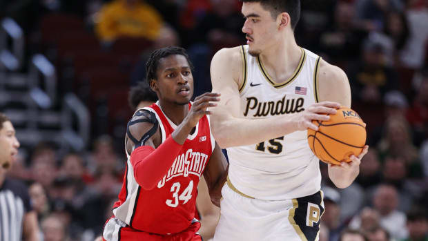 Ohio State Buckeyes center Felix Okpara (34) defends against Purdue Boilermakers center Zach Edey (15) during the first half at United Center.