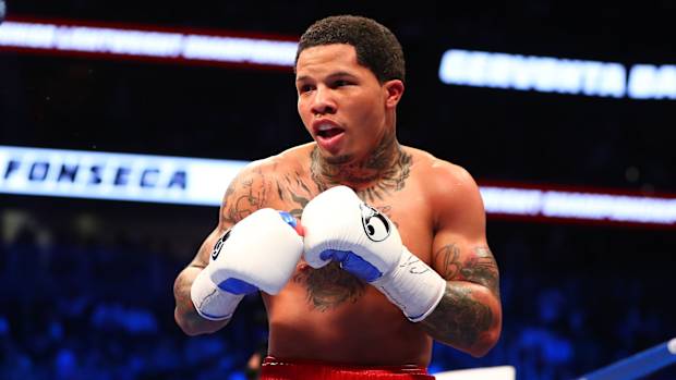 Gervonta Davis con guantes y shorts de boxeo.