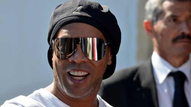 Ronaldinho con camiseta blanca y lentes