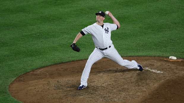 Yankees pitcher Zack Britton sets to deliver.