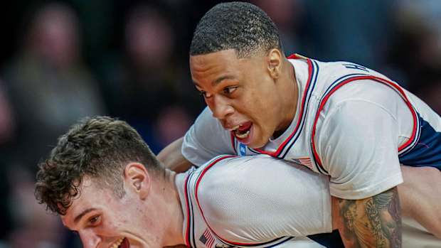 UConn's Donovan Clingan celebrates with Jordan Hawkins after beat St. Mary's to reach Sweet 16 on Sunday.