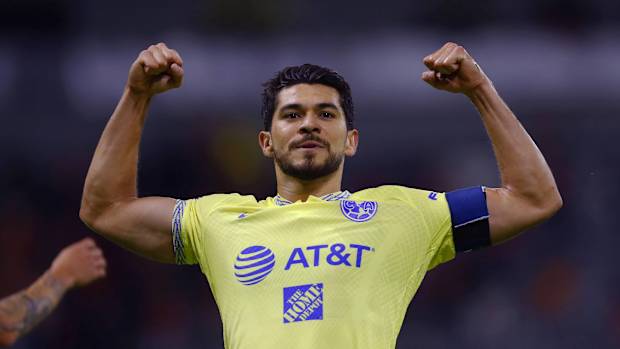 Henry Martín del América celebrando con los brazos arriba.