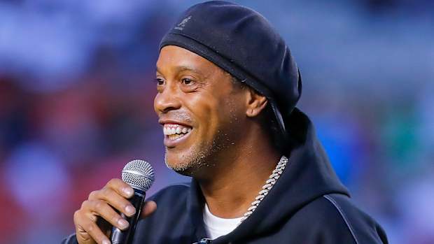 Ronaldinho hablando a través de un micrófono