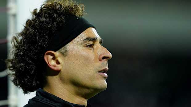 Memo Ochoa serio