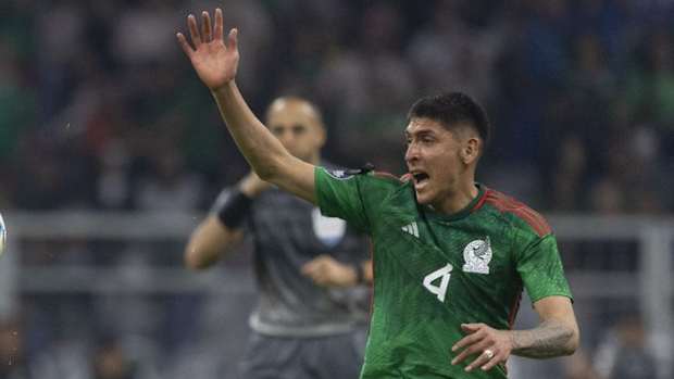 Edson Álvarez en partido de la selección mexicana