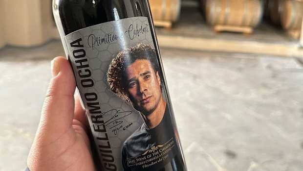Botella de vino de Memo Ochoa