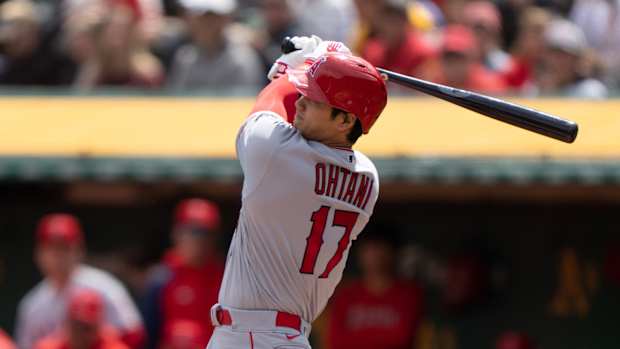 Shohei Ohtani en uniforme de los A's con el bat en la mano