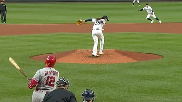 MLB Fans Rightfully Couldn’t Believe Luis Castillo’s No-Look, Behind-the-Back Snag.