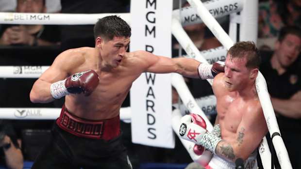Dmitry Bivol golpea a Canelo Álvarez en su pelea del 7 de mayo del 2022