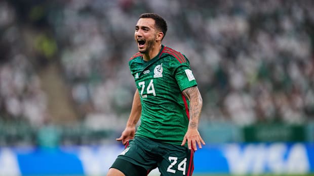 Luis Chávez de México celebra su gol en Qatar 2022 ante Arabia Saudita