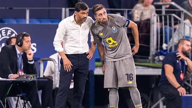 Héctor Herrera escucha indicaciones de Sergio Conceicao en el Porto