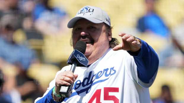 Ramón Ayala lanzó la primera bola en el Dodger Stadium este 19 de abril