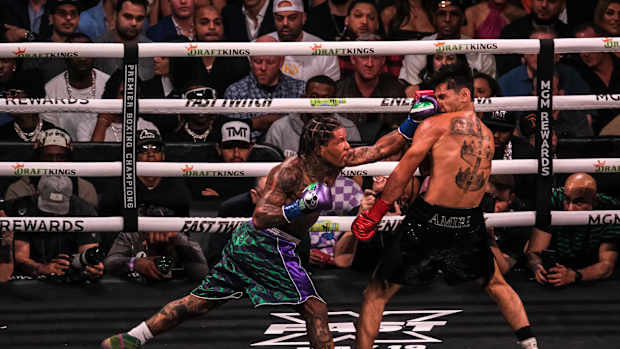 Gervonta Davis golpea a Ryan García en el rostro