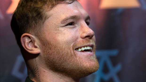 Canelo Álvarez sonriendo