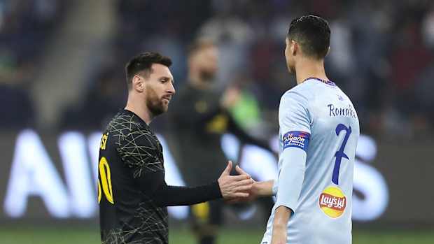 Cristiano Ronaldo y Leo Messi se dan la mano