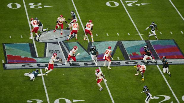 Kansas City Chiefs quarterback Patrick Mahomes (15) escapa de Philadelphia Eagles linebacker Haason Reddick