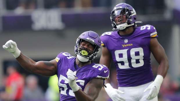 Minnesota Vikings linebacker Za'Darius Smith (55) celebrates sacking Green Bay Packers quarterback Aaron Rodgers with teammate linebacker D.J. Wonnum during their football game Sunday, September 11, 2022, at U.S. Bank Stadium in Minneapolis, Min. Dan Powers/USA TODAY NETWORK-Wisconsin Apc Packvsvikings 0911220343djp