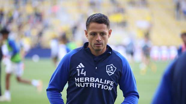 Chicharito con uniforme de manga larga