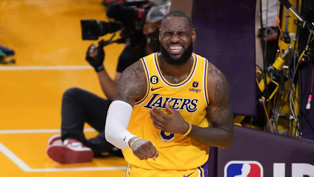 LeBron James se toca el pecho con una mano y gesto angustiado