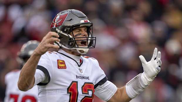 Tom Brady con el uniforme de Tampa Bay Buccaneers gritando