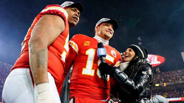 Chiefs stars Orlando Brown Jr. and Patrick Mahomes speak to CBS’s Tracy Wolfson.