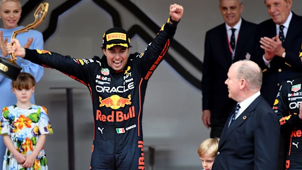 Checo Pérez celebra triunfo en Mónaco