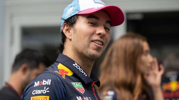 Checo Pérez con cara de sorpresa