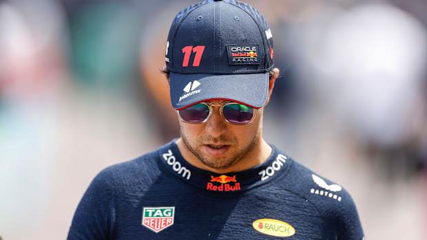 Checo Pérez mirando al suelo