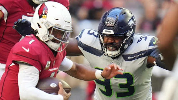 Seattle Seahawks defensive end Shelby Harris (93) closes in on Arizona Cardinals quarterback Kyler Murray (1) at State Farm Stadium.