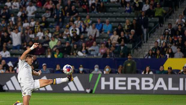 Chicharito Hernández tira a gol