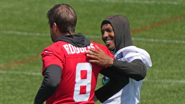 QB Aaron Rodgers and WR Mecole Hardman share a moment at Jets' OTAs on May 31