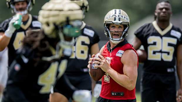 Derek Carr sets to throw to Alvin Kamara during Saints minicamp.