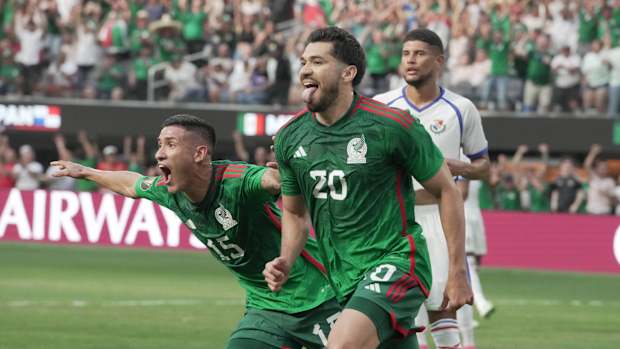 Henry Martin y Uriel Antuna en la final de la Copa Oro ante Panamá