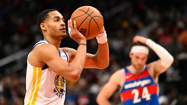 Jordan Poole shoots a free throw in Warriors vs. Wizards game.