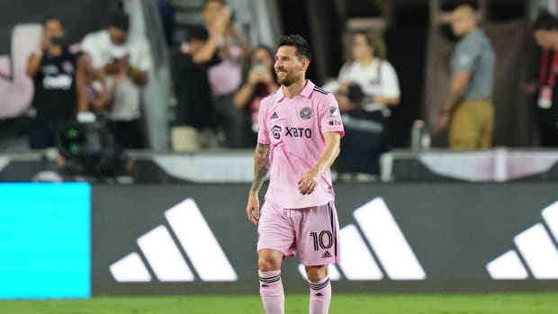 Leo Messi caminando en el campo después de encuentro ante Atlanta United.